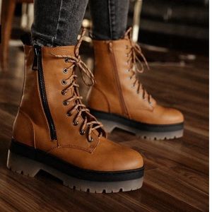 MIA COLIN COMBAT BOOT IN CAMEL size 8.5.
